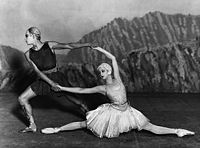 Ballets Russes s Apollo musagète 1928. Tanečníky jsou Alexandrova Danilova a Serge Lifar.