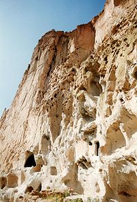 Svařovaný tuf z Bandelier National Monument, Nové Mexiko.  