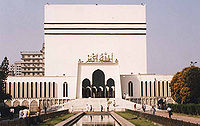 Baitul Mukarram (Dhaka), la moschea nazionale del Bangladesh La struttura assomiglia alla Kaaba della Mecca.