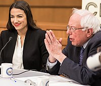 Ocasio-Cortez koos senaator Bernie Sandersiga, detsember 2018