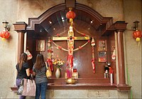 Una croce nella chiesa cattolica di Binondo decorata per il Capodanno cinese nelle Filippine (2014)