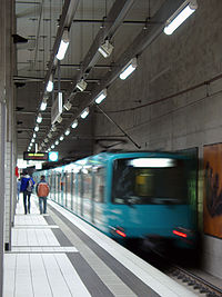 De U4 verlaat het station Bockenheimer Warte  
