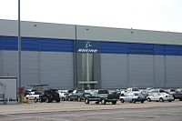 Fábrica da Boeing em Wichita (2010). A Boeing já foi o maior empregador em Wichita (de acordo com uma análise de 2005), e a aviação continua sendo a maior indústria da cidade.