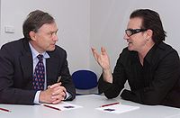 Köhler als hoofd van het IMF, bespreekt de schuldverlichting voor ontwikkelingslanden met de muzikant Bono