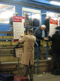 Bookmakers on a greyhound race course, Reading, Reino Unido