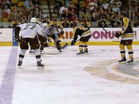 De Boston Bruins spelen tegen de Pittsburgh Penguins...  