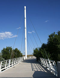 Most z žičnimi oporniki v parku Gold Strike v mestu Arvada v ameriški zvezni državi Kolorado