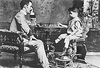 1892年，四岁的卡帕布兰卡与他的父亲下棋