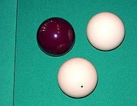 Een standaardset carambolebiljartballen (61,5 mm [27 ⁄16 in] diameter), inclusief een rode objectbal, een gewone witte keubal en een gestippelde keubal voor de tegenstander. Sommige spellen gebruiken een extra objectbal.  