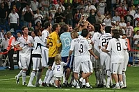 De spelers van Real Madrid vieren hun Supercopa de España overwinning van 2008.