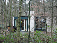Una cabaña original de Center Parcs (llamada "Lodges" en los complejos del Reino Unido) Fue diseñada por el arquitecto holandés Jaap Bakema.  