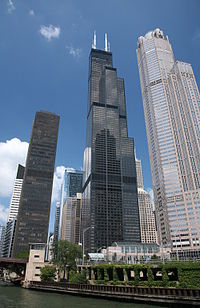 De toren gezien vanaf de rivier de Chicago  