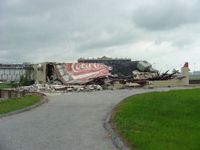 Un bâtiment endommagé par une tornade F2 causée par Cindy.