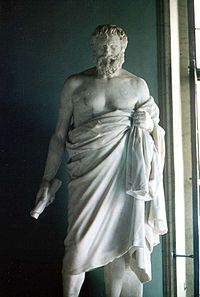 Statue eines unbekannten zynischen Philosophen aus dem Kapitolinischen Museum in Rom. Diese Statue ist eine Kopie einer früheren griechischen Statue aus dem 3. Jahrhundert v. Chr. aus römischer Zeit. Die Schriftrolle in seiner rechten Hand ist eine Restaurierung aus dem 18. Jahrhundert.