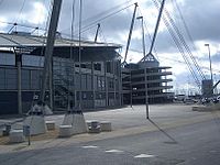 Die Außenseite des Stadions. Stahlseile halten das Dach an seinem Platz.