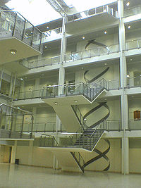 De foyer van het miljoenen kostende gebouw voor chemische en moleculaire wetenschappen, met zijn "dubbele helix"-trap  