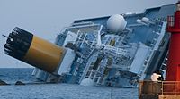 El Costa Concordia de costado tras el accidente  