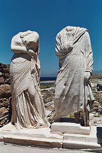 Estatuas en la "Casa de Cleopatra" en Delos, Grecia. Hombre y mujer con la himación  