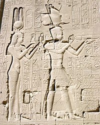 Kleopatra VII in njen sin Cezarion v templju v Denderi