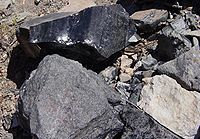 Dans le sens inverse des aiguilles d'une montre à partir du haut : obsidienne, pierre ponce et rhyolite (couleur claire)