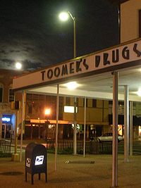 Toomer's Corner; centrum mesta Auburn, Alabama v noci.