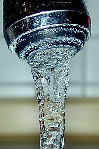 L'eau du robinet est l'eau potable fournie par la plomberie intérieure pour l'usage domestique