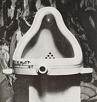Fontein van Marcel Duchamp, 1917. Het begin van Dada, en van de conceptuele kunst. Duchamp presenteerde het urinoir op een kunsttentoonstelling onveranderd op een signatuur R. Mutt en het jaar na. De implicatie was, alles wat een kunstenaar zegt is kunst, is kunst.