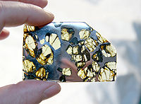 Esquel schijfje. Het is een steen-ijzer meteoriet, type pallasiet
