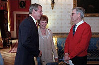 Rogers în vizită la Casa Albă, aprilie 2002  
