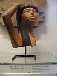 Harvinainen terrakottakuva, jossa Isis valittaa Osiriksen menetystä (Kahdeksastoista dynastia, muinainen Egypti) Musée du Louvre, Pariisi  