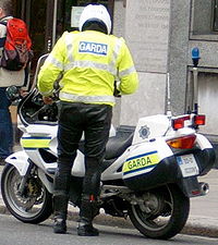 Un miembro de la unidad de motocicletas de la Garda Síochána.  