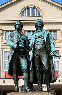 Schillerin (oikealla) ja Goethen muistomerkki Weimarissa.  