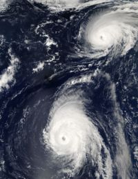 De orkanen Gordon (boven) en Helene op 18 september.  