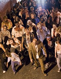 Un gruppo di attori che recitano come zombie