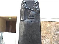 Detail van Hammurabi's stele laat hem zien dat hij de wetten van Babylon ontvangt van de zittende zonnegod.