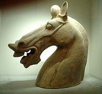 Une tête de cheval en terre cuite de la dynastie Han.