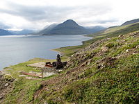 De haven van Eskifjörður (op de achtergrond).  