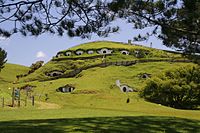 Os restos do conjunto Hobbiton após as filmagens, perto de Matamata, Nova Zelândia