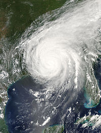 Hurrikan Katrina nach seiner dritten Landung, aber immer noch in Hurrikanstärke, über dem südlichen Mississippi.
