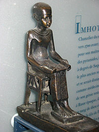 Een standbeeld van Imhotep  