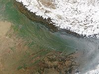 De Noordelijke Gangesvlakte van India, Bangladesh en Nepal. De rivier de Ganges stroomt midden door de vlakten.