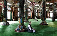 Musulmani che pregano nella sezione maschile di una moschea a Srinagar, Jammu e Kashmir, India