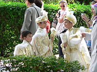 Garotos na Turquia vestindo trajes tradicionais de circuncisão
