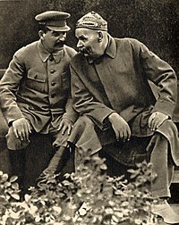 Józef Stalin i Maksym Gorki w rozmowie (1931).