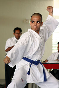 Un alumno de karate con un karategi.  