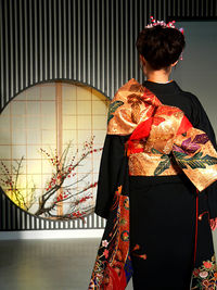 A mulher vestindo o quimono tradicional (Furisode)