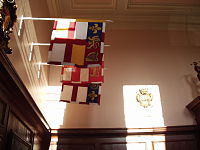 Los estandartes (banderas de escudos) de los reyes de armas ingleses  