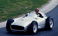 卡尔-克林在纽博格林赛道上驾驶梅赛德斯-奔驰W196。