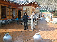 I coreani che giocano a tuho durante le celebrazioni per il nuovo anno 2005.