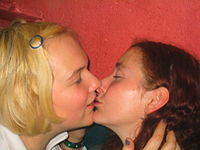 Een kussend lesbisch stel  
